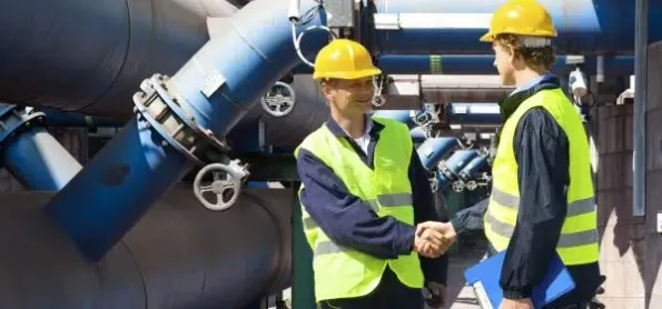 Two worker making a deal