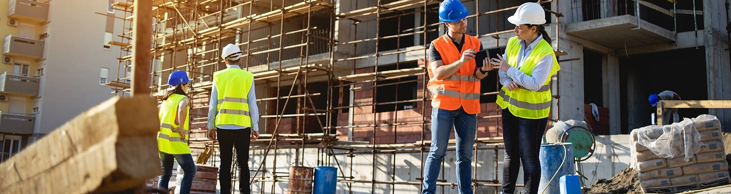 4 construction workers meeting for incident management